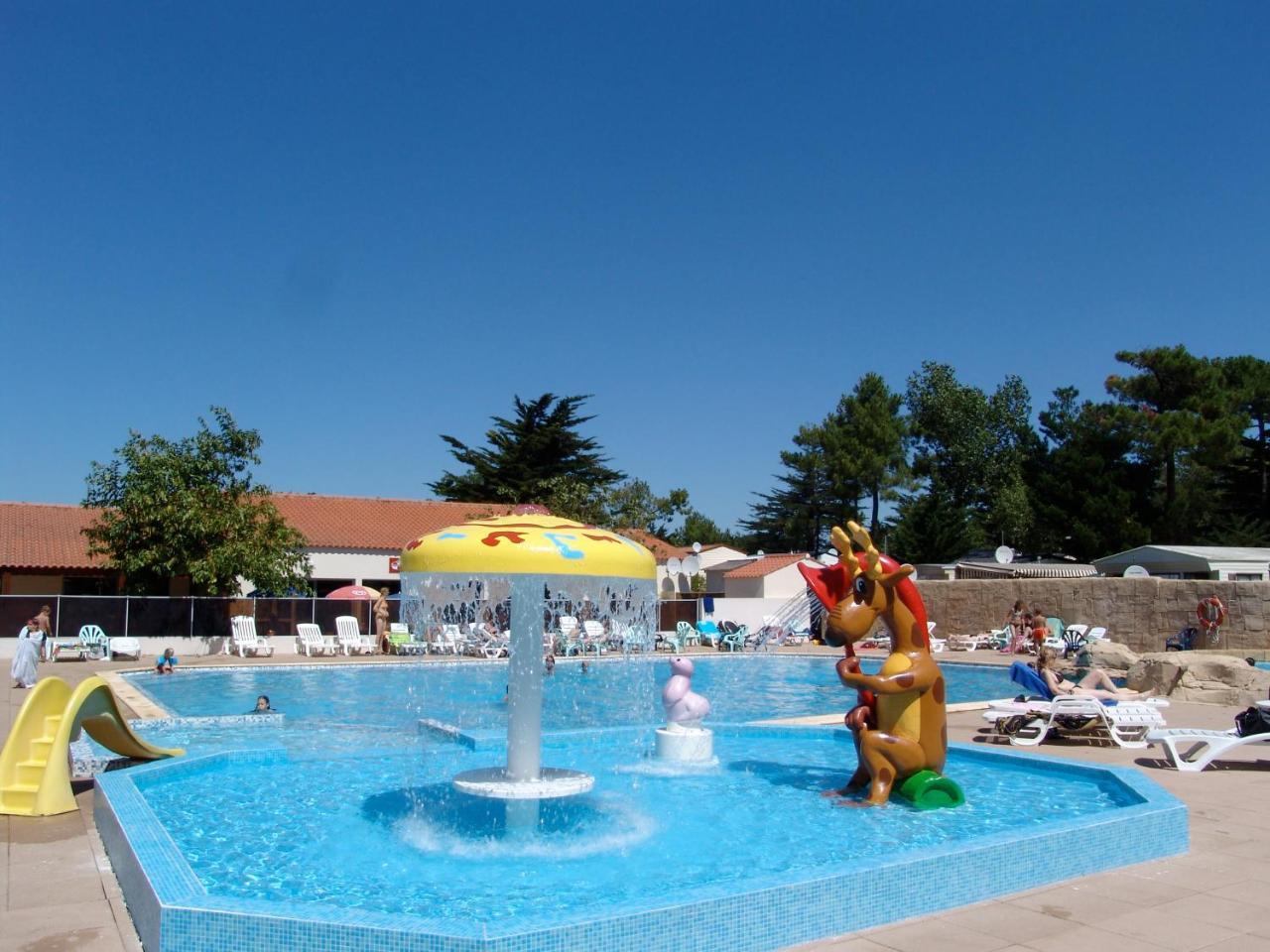 Camping Le Clos Des Pins Hotel Saint-Hilaire-de-Riez Exterior photo